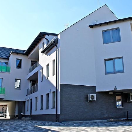 Olive Apartman Sarvar Bagian luar foto