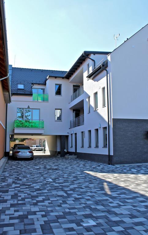 Olive Apartman Sarvar Bagian luar foto